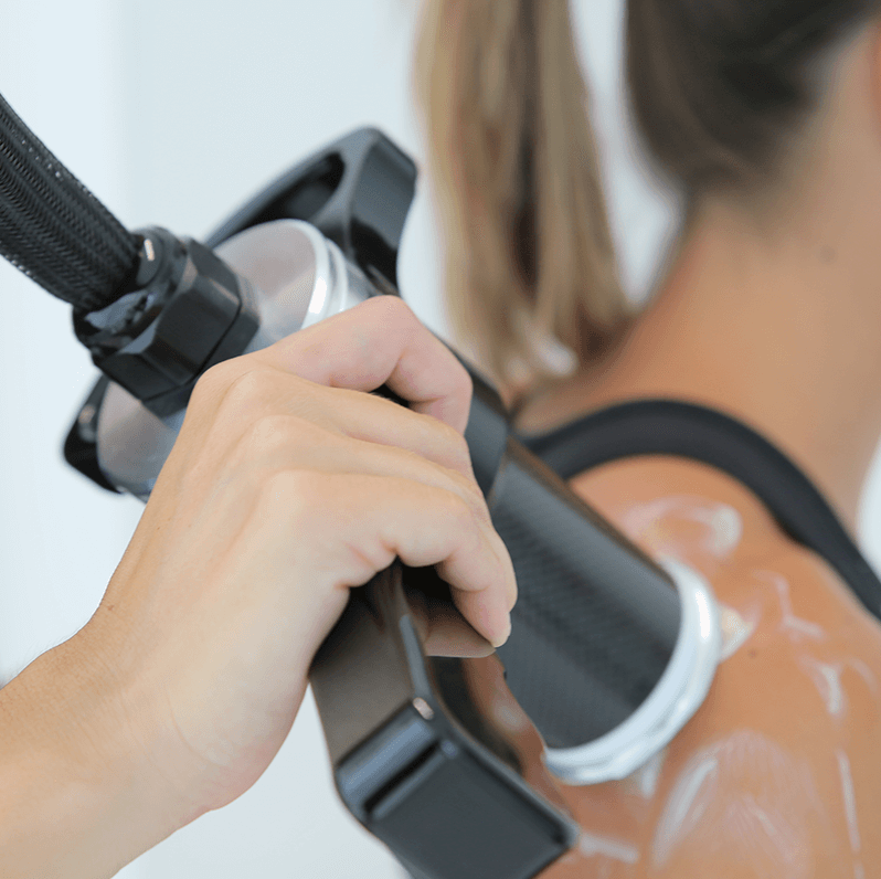 Fisioterapia aplicando terapia con bomba diamagnética en clínica Fisio365 en Barcelona